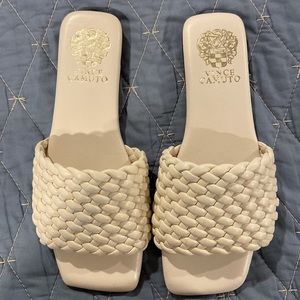 NWB Vince Camuto Arissa sandals! Perfect for Spring and Summer!!